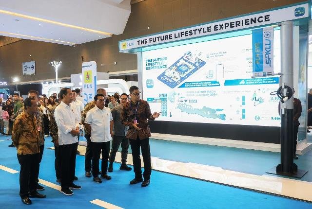 Dikunjungi Presiden Joko Widodo, PLN Siap Berinovasi 2.000 Tiang Listrik SPKLU