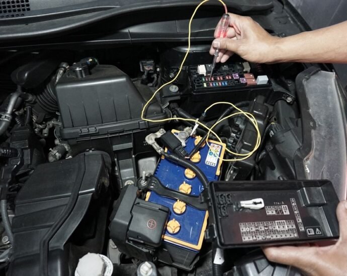7 Cara Mengatasi Aki Mobil Soak